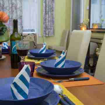 Stunning 2 Double Bedroom Apartment in the Centre of Budapest Dining/Meeting Rooms