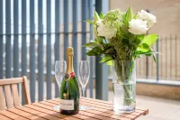 Tailored Stays - Cambridge City Duplex Apartments - Condos