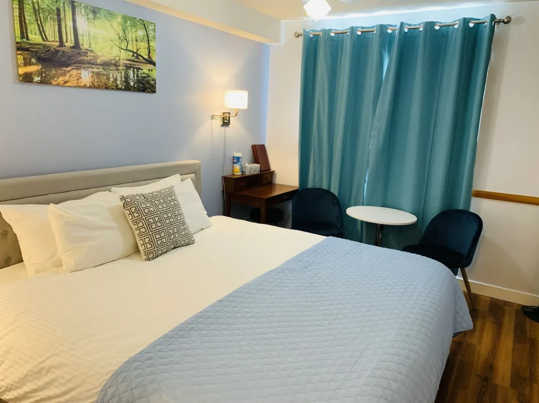 A Small Hotel Room For Mountain Lovers - Canmore