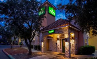 HomeTowne Studios Phoenix - Dunlap Ave