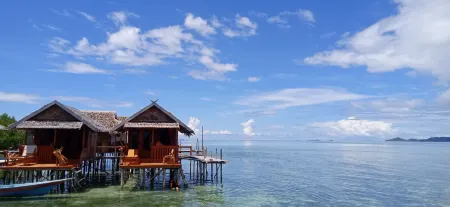 Happy Homestay Arborek Отели рядом с достопримечательностью «WTC (Waisai Torang Cinta)»