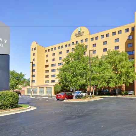 Embassy Suites by Hilton Charlotte Отели рядом с достопримечательностью «Библиотека Билли Грэма»