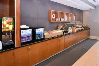 柯羅納河畔SpringHill 酒店 - 早餐