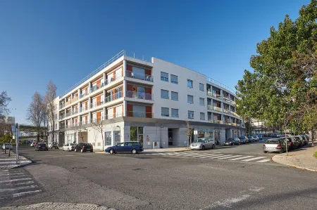 BeGuest Lisbon Premium Suites Отели рядом с достопримечательностью «Jardim da Praca do Imperio»