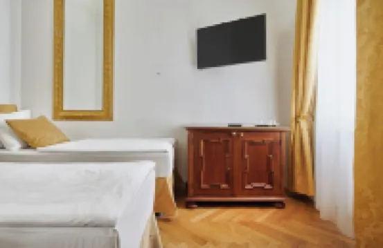 チャールズ ブリッジ パレス