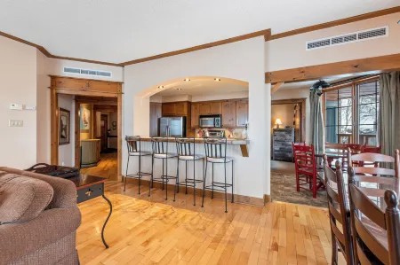 Equinox - Rvmt Отели рядом с достопримечательностью «Waterfall»