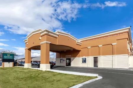 Quality Inn & Suites Near Downtown Mesa Отели рядом с достопримечательностью «Lake Ramada»