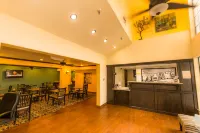Super 8 by Wyndham Oklahoma Airport Fairgrounds West - Motels