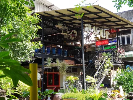 The Roo Classic Hometel Отели рядом с достопримечательностью «Wat Bo Thong»