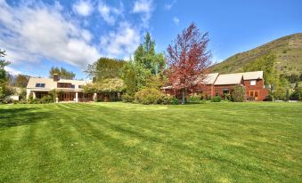 Manata Homestead & Lodge