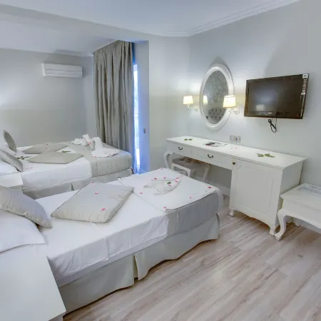 Pinehill Hotel & Suites
