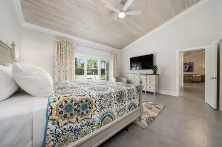 Orchid House Отели рядом с достопримечательностью «Pirates of Nassau»