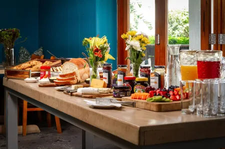 Noordhoek Village Hotel Отели рядом с достопримечательностью «Imhoff Farm»