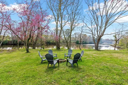 WATERFRONT!! HOT TUB!! 4 BED/4 BATH CHARMING HOME IN THE HEART OF CAMBRIDGE