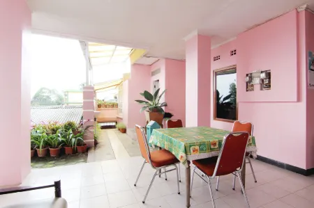 Hotel Wijaya 1 Kaliurang Отели в г. Pakem