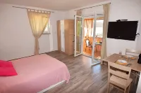 Apartments Jeromela Hotels in Galizana