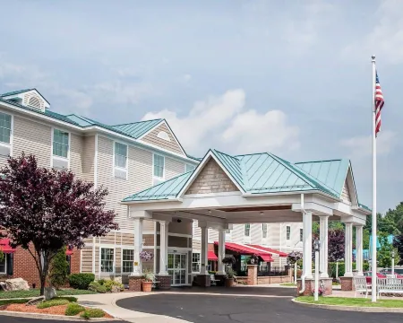 Comfort Inn & Suites Sturbridge-Brimfield Отели в г. Стербридж