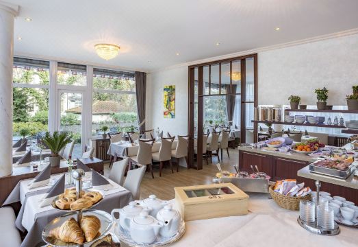 호텔 안 데어 메세의 넓고 깔끔한 객실 내부