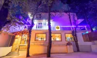 Itsy Hotels Shri Gv Inn, 600 Mtrs from Tiffin Top Hotels near Amway Product Distributor