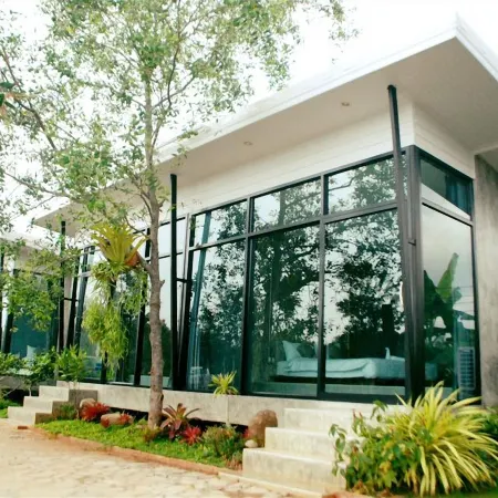 Baannok Plaina Homestay Отели рядом с достопримечательностью «Мост Раксамае»