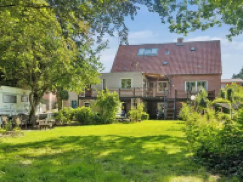 ラブリー タウン アパートメント - スリープス 5, パーキング & ガーデン グラムのホテル