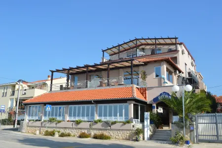 Hotel Delfin Отели рядом с достопримечательностью «Plaža Petrčane»