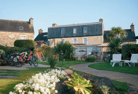 Hôtel les Agapanthes-Logis Hôtel Отели в г. Плубаланек