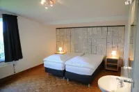 Bungalow in Noiseux with Wood-Fired Hot Tub - parking