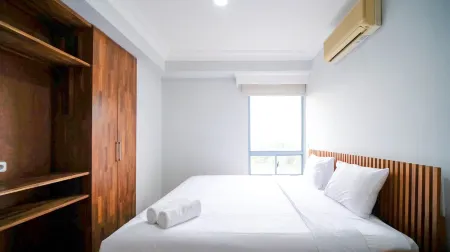 Homey 2Br with Extra Room at Taman Beverly Apartment