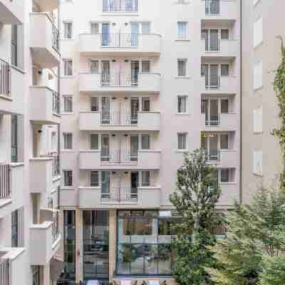 Queen's Court Hotel & Residence Hotel Exterior