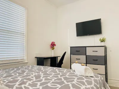 Modern Room in Shared Apartment Near NYC Bergen County Performing Arts Center 주변 호텔