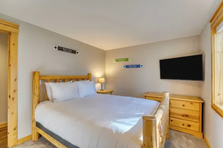 Quail by Avantstay Great Location + Game Room, Hot Tub, & Deck!