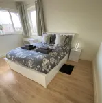 3 Bed House - Sleeps 6 - Garden - Parking - Wifi - Kitchen
