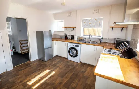 3 Bed Home - Sleeps 8 - Stoke City fc - Parking Отели рядом с достопримечательностью «The Excel Academy»