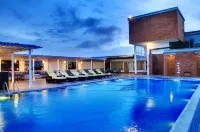 Hotel Royal Orchid Bangalore - สระว่ายน้ำแบบอินฟินิตี้