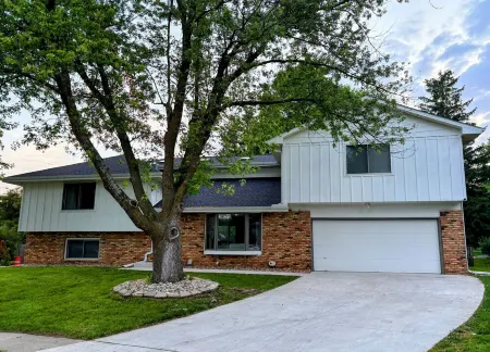 Spacious 6-Bed 3-Bath Retreat Next to park—ideal for Family & Group Getaways