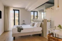 Yelo Jean Médecin Hotel, Sonder