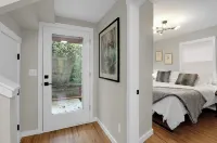 Lux UO Campus Hills Modern Tree House, 2 King Beds