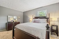 ★ New Albany Family Friendly ★ King Bed Suite
