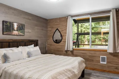 Luxe Chalet @ Rainier Entrance w/ Hot-Tub-WiFi-AC Hotels in der Nähe von Longmire Museum