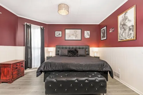 Beautiful 3 bedroom uniquely designed home for small to large families! Pets ok! Отели в г. Давенпорт