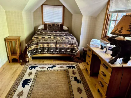 " Lake Privilege" Walk to Town, Original Twain Harte Cabin Updated, Sleeps 6, Отели в г. Твейн Харт