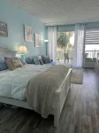Clean Cozy Condo Across from Beach-Beautiful Pool Newly Remodeled - บังกะโล
