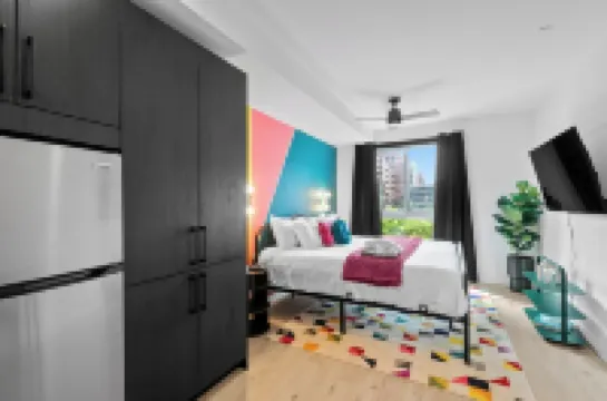 King Bed, Gym, 2min walk to UAB, Foodie Haven Hotels in 