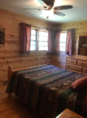 Private Lake House on 16 +/-  wooded acres, 80 + acre lake, 55 foot deep!! 艾昂縣住宿飯店