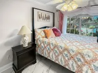 Baywatch Paradice Paradice  8 m to Beach, Private Pier, Sleeps 8 Fenced Dog Area