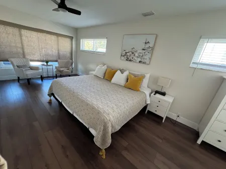 Spacious 4-bedroom house with WiFi and AC in Central Tampa