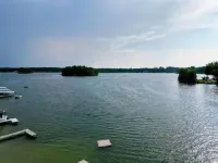 Lakeside Beach Getaway with A Gorgeous Kitchen & Dining Room with Room for 10.