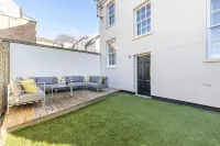 Elliot Oliver - Laverham House - Stunning 6 Bedroom Regency House with Parking - Condos