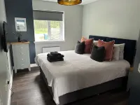 Deluxe 2 bed en-suite, stunning views, parking